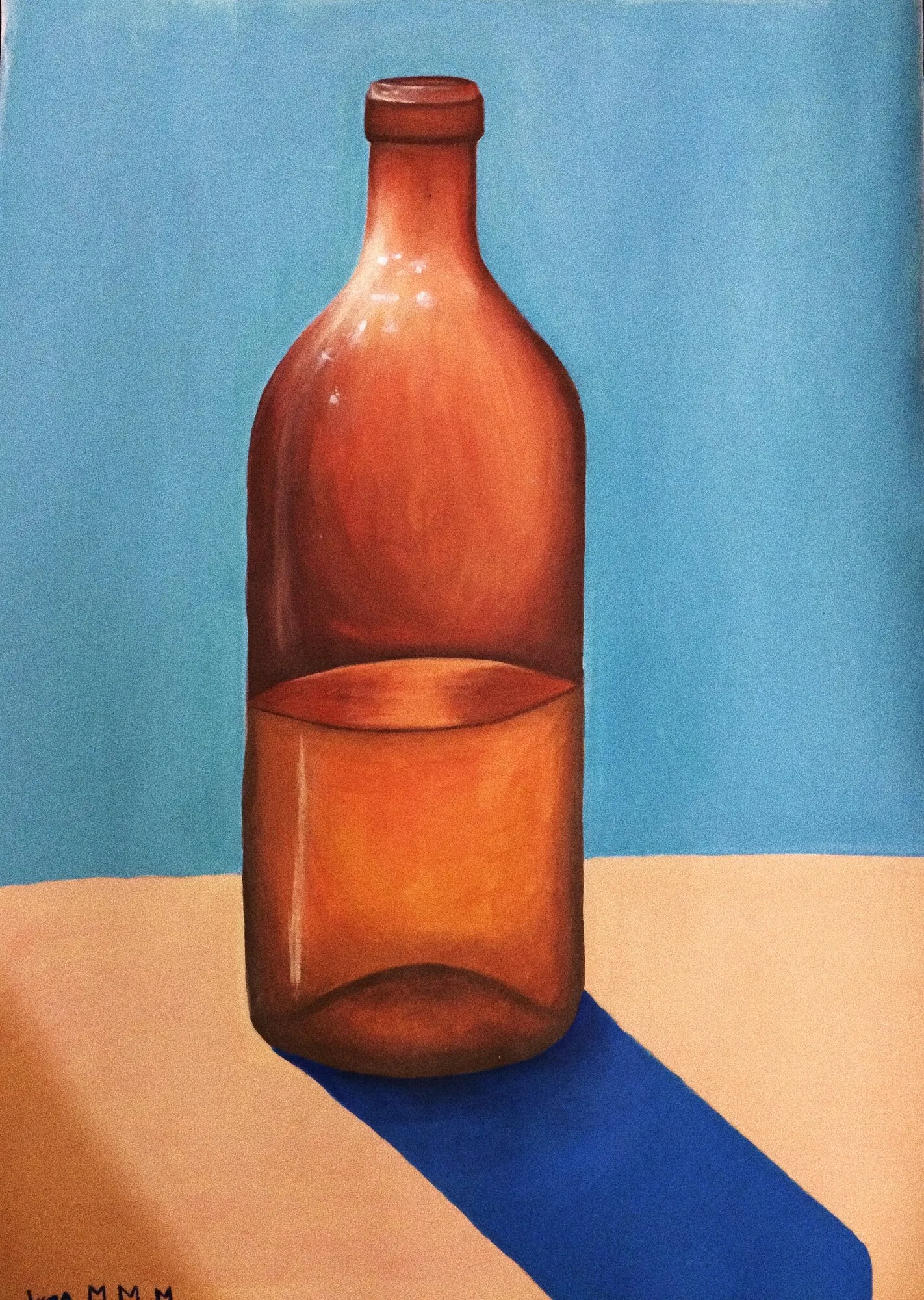 Pintura de una botella ámbar sobre una mesa con su sombra azul