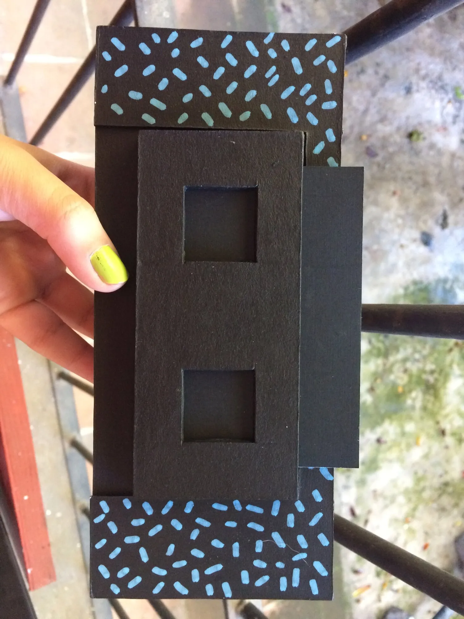 Frente de la cámara estereoscópica con dos ventanas y puntos azules pintados