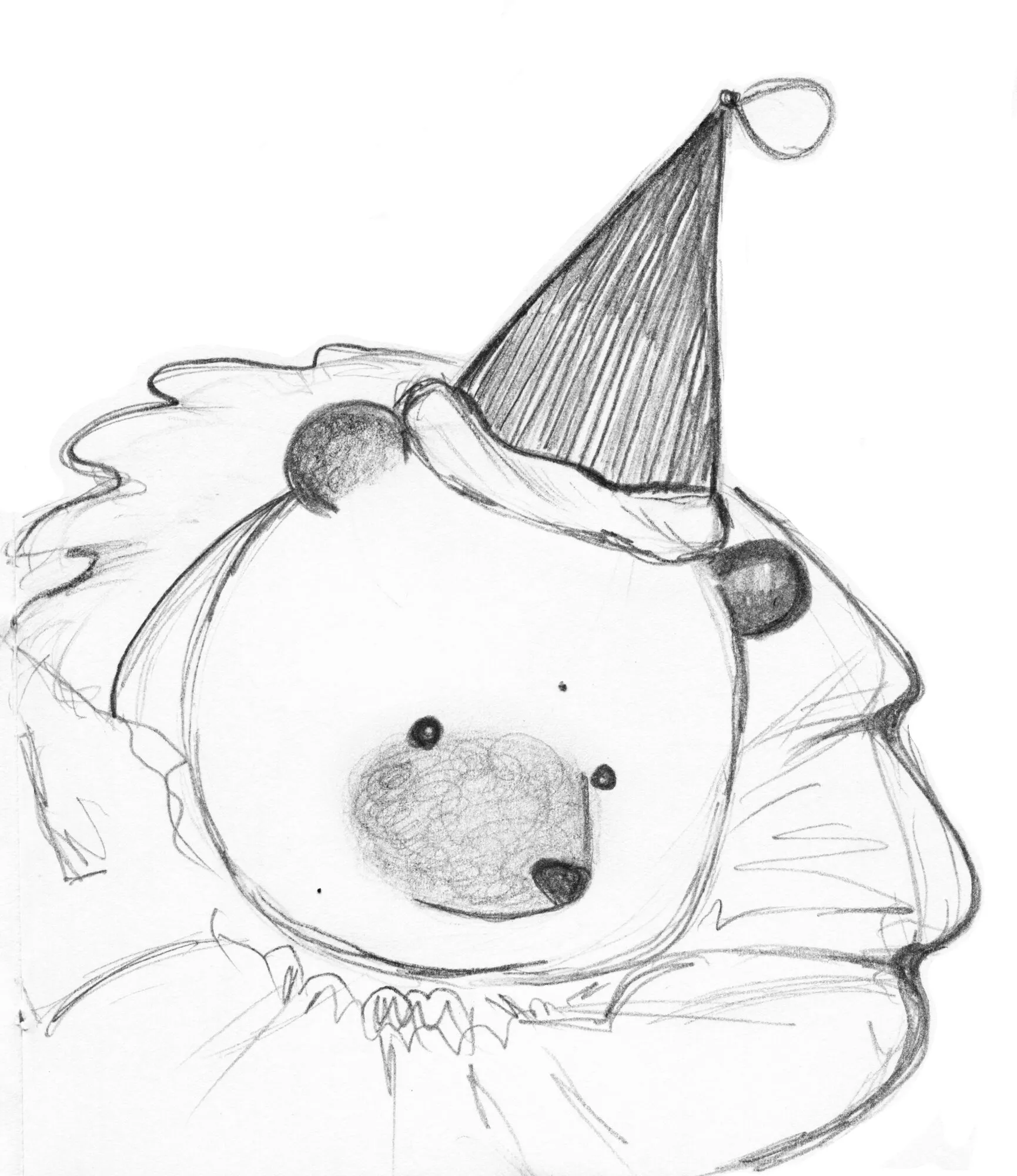 Boceto a lápiz de un osito con gorro de fiesta y cuello de olanes, la nariz apenas sombreada.